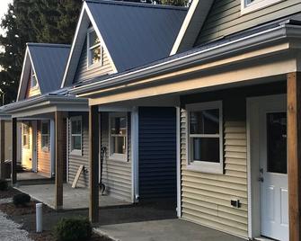 3 brand new cottages a stones throw away from beaches, wineries, marina, parks. - Kingsville - Building