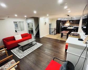 Spacious & Elegant 3br + Office - Brantford - Living room