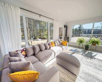 Le Saint-Gabriel | Spa et Rivière - Saint-Gabriel-de-Valcartier - Living room