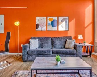 1Br in Heart of Downtown, Sauna, Prime Location - Cleveland - Wohnzimmer