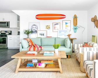ONeill I by AvantStay Coastal Paradise Steps from Beach Modern Decor - Newport Beach - Living room