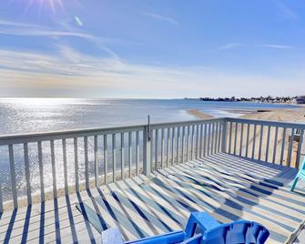 Cheerful 3 Bedroom Beach Front Cottage with Fire Place - Milford - Balcony