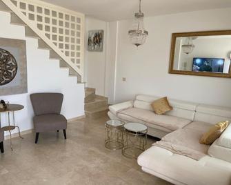 Puerto Rico Big 90 Sqm 3 Bedroom Apartment - Puerto Rico - Sala de estar