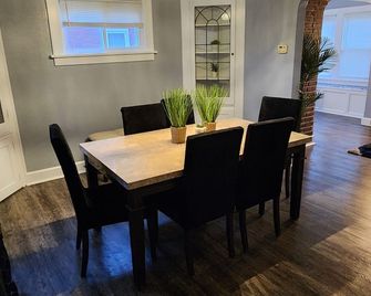 Charming Spacious and Affordable Gem of Parma - Parma - Dining room