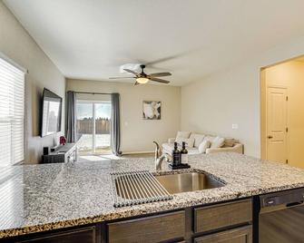Hike, Sightsee and Explore Home in Colorado Springs - Fountain - Cocina