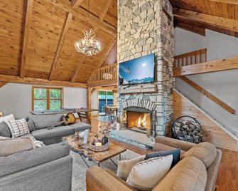 Beautiful chalet on 5 acres - 2 min to Village! Hot-Tub, Sauna, Fire Pit! - Ellicottville - Salon