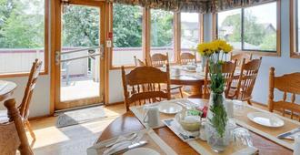 Marketa's Bed and Breakfast - Victoria - Dining room