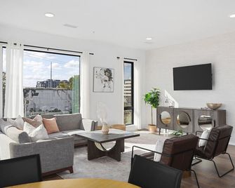 Luxury on the River 4 Beds 2.5 Bath, Walk to Downtown - Nashville - Salon