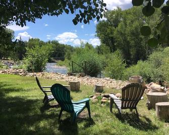 Quiet Cabin on the Gunnison River ~ Pet Friendly ~ Fishing Access. Close to town - Gunnison - Patio