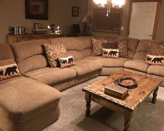 Cozy Cabin, 2br/1ba Central Air/Heat, 6 Prs Hot Tub - Ruidoso - Living room