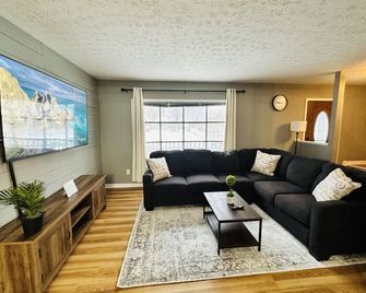 Luxurious Home w/ King bed nr Lake Erie/Parks - Kirtland - Living room