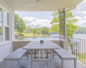 Dock Holiday on Claytor Lake: waterfront patio, 3 docks, cozy living, and fun lake activities! - Dublin - Balkon