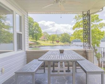 Dock Holiday on Claytor Lake: waterfront patio, 3 docks, cozy living, and fun lake activities! - Dublin - Balkon