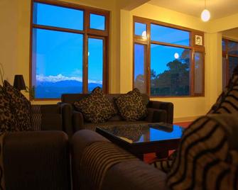 PRATIKSHA HIMALAYAN RETREAT - Kausani - Wohnzimmer