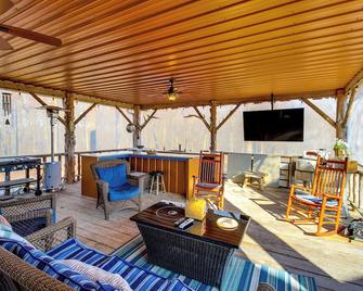 Reel in Fish, Relax By Fire McMinnville Cabin - McMinnville - Patio