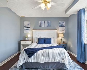 Excellent Roswell Location! Quiet Basement Apartment in Private Setting! - Roswell - Bedroom