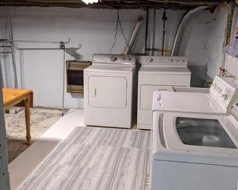 Aunt Rose's 3 BR sleeps 6 adults and 6 kids, 2 per bed. - Monroe