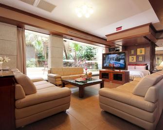 Q Motel - Tucheng District - Living room