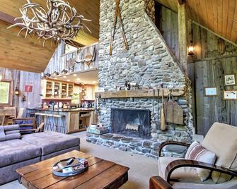 East Burke House with Deck Less Than 3 Mi to Kingdom Trails! - East Burke - Living room