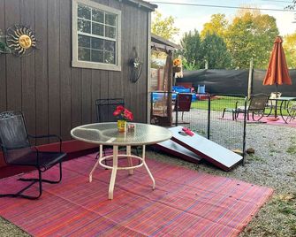 Whimsical 'Glamping' Cabin Getaway - Leitchfield - Patio