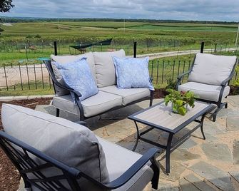 Modern Farmhouse with gorgeous views and lots of farm animals! - Homestead - Патіо