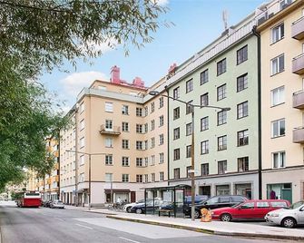 Beautiful 2 bedroom apartment with balcony facing the water - שטוקהולם - בניין