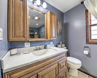 Woodsy Home with View, 1 Mi to Lake Shelbyville - Shelbyville - Baño