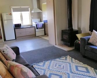 A bach to call home, pet friendly! - Kawhia - Sala de estar