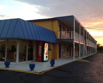 Belmont Inn & Suites - המפטון - בניין