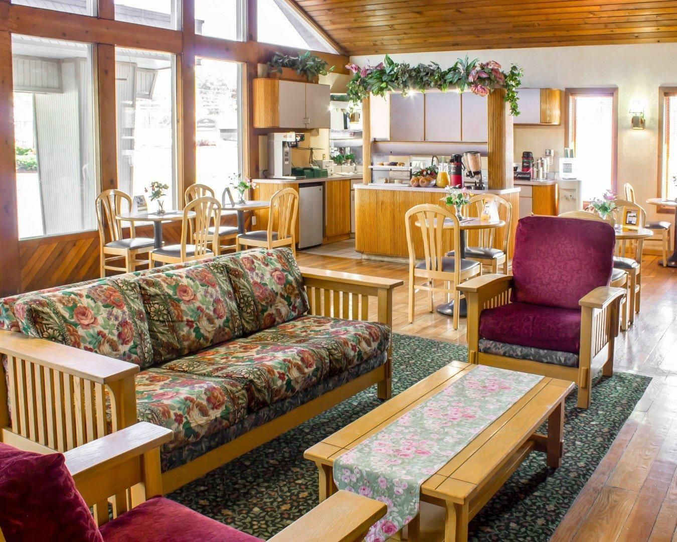 Econo Lodge Inn and Suites Colonie Center Mall - Albany - Lounge