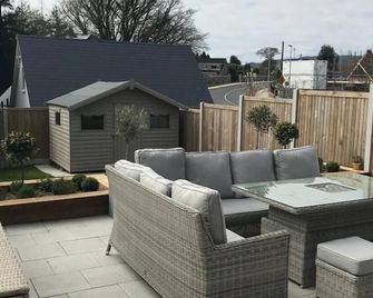 Contemporary home in Ashford, 10 mins walk to shops, pubs and restaurants - Ashford - Balcony