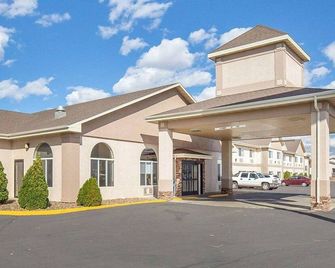 FairBridge Inn & Suites Glendive - Glendive - Budova