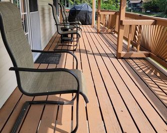 Charming 3-bedroom water-front house 10min from Caseville with WiFi, AC, Heat - Pigeon - Balcony