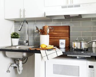 Intown Suites Extended Stay St. Louis Mo - Hazelwood - Hazelwood - Kitchen