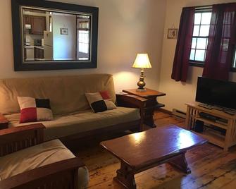 Echo Valley Cottages - East Stroudsburg - Living room