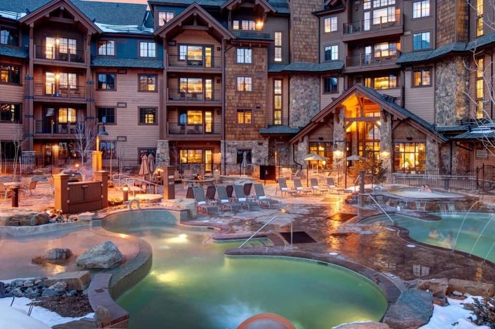 The GrandLodge Ski Escape - Ring in the New Year - Perfect Ski In/Out Location - ברקנרידג' - בריכה