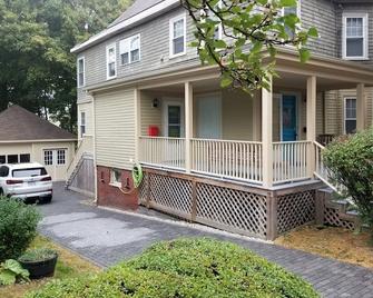 Back Cove Charmer Close to Everything - Portland - Building