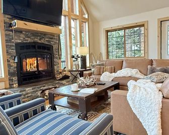 Panoramic Views w/Hot Tub -Retreat Above the Trees - Idaho Springs - Living room