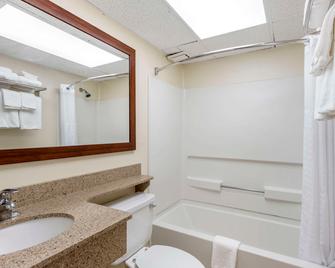 Quality Inn Ocean City Beachfront - Ocean City - Bathroom