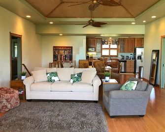Beach House: Oversized Lanai with Indoor/Outdoor Flow. EZ Stroll to Magic Sands! - Kailua-Kona - Pokój dzienny