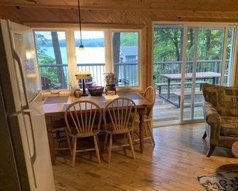 Lake Muskoka, Island, 2 BR, Ideal for Couples & Small Grps - 4 max - Bracebridge - Eetruimte