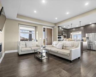 Luxurious 1800 sq ft Guest House in the Country - Whitecap - Living room