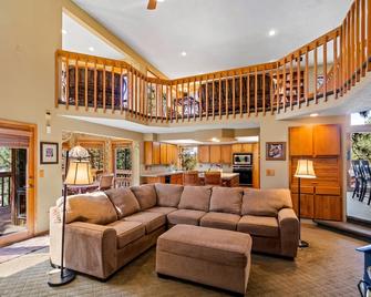 The Liberty Lake Treehouse - Liberty Lake - Living room