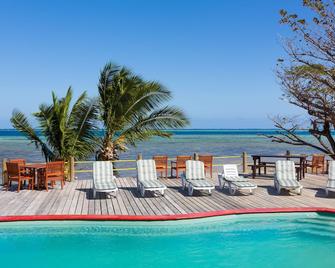 Funky Fish Beach & Surf Resort - Malolo - Pool