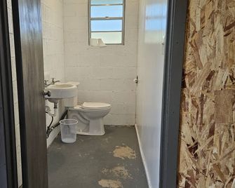 Private 1 room studio with lake view - Burnet