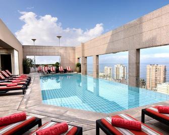 فندق جيفينور روتانا - بيروت - حوض السباحة
