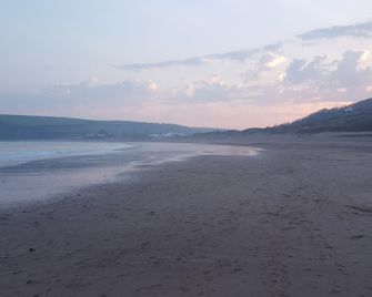 'Le Chalet II' free unlimited wifi 2 bed chalet House - Lamphey - Plage