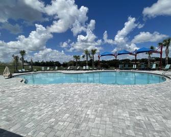 Cozy suites 4 less - Haines City - Pool