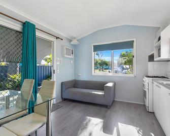 Bribie Island Caravan Park - Woorim - Living room