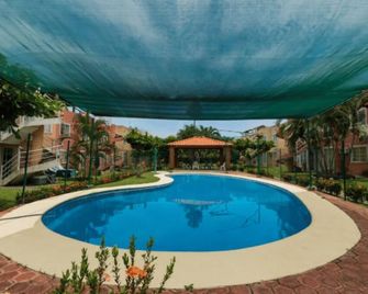 Departamento en condominio de Ixtapa con alberca seguridad AC estacionamiento - Ixtapa - Pool